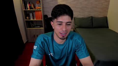 Snapshot of aaron_paul_ chatting on 12-06-24, 11:47 Aaron online show from 12-06-24, 11:47