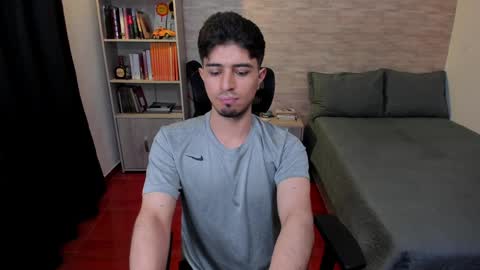 Snapshot of aaron_paul_ chatting on 12-07-24, 10:06 Aaron online show from 12-07-24, 10:06