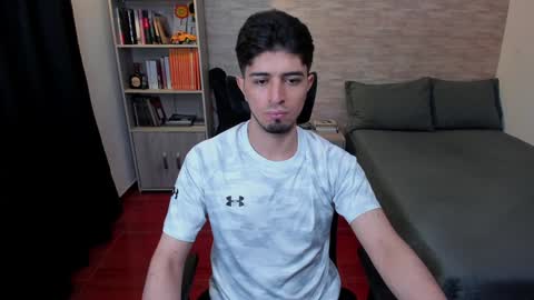 Snapshot of aaron_paul_ chatting on 12-09-24, 08:44 Aaron online show from 12-09-24, 08:44