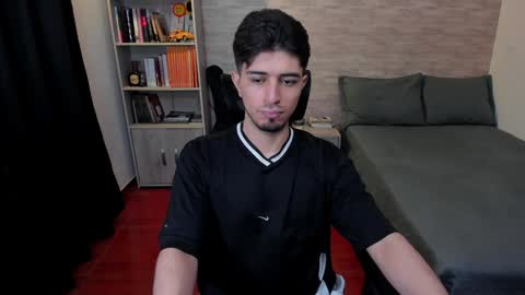 Snapshot of aaron_paul_ chatting on 12-10-24, 09:00 Aaron online show from 12-10-24, 09:00