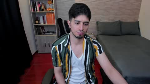 Snapshot of aaron_paul_ chatting on 12-12-24, 08:43 Aaron online show from 12-12-24, 08:43