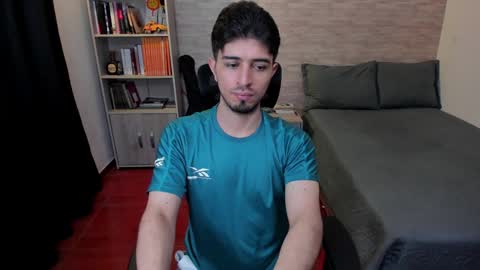 Snapshot of aaron_paul_ chatting on 12-14-24, 05:36 Aaron online show from 12-14-24, 05:36