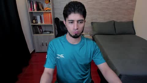 Snapshot of aaron_paul_ chatting on 01-01-25, 12:53 Aaron online show from 01-01-25, 12:53