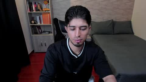 Snapshot of aaron_paul_ chatting on 01-04-25, 11:06 Aaron online show from 01-04-25, 11:06