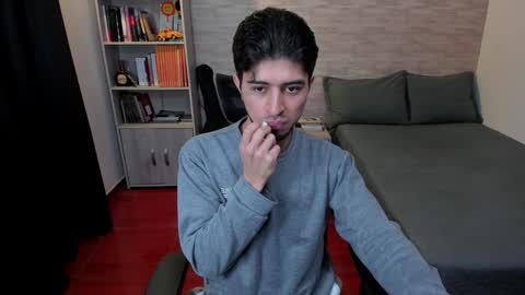 Snapshot of aaron_paul_ chatting on 01-05-25, 10:40 Aaron online show from 01-05-25, 10:40