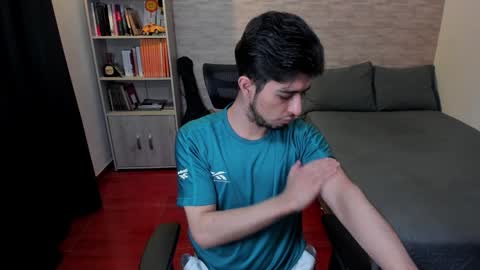 Snapshot of aaron_paul_ chatting on 01-07-25, 11:03 Aaron online show from 01-07-25, 11:03