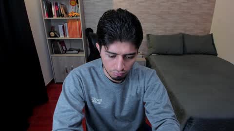 Snapshot of aaron_paul_ chatting on 01-09-25, 11:24 Aaron online show from 01-09-25, 11:24