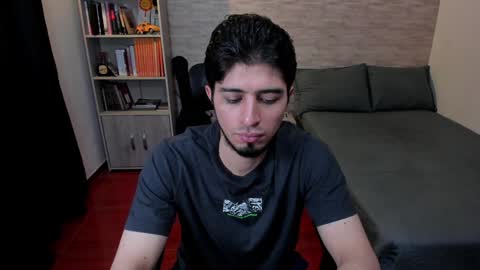 Snapshot of aaron_paul_ chatting on 01-26-25, 09:29 Aaron online show from 01-26-25, 09:29