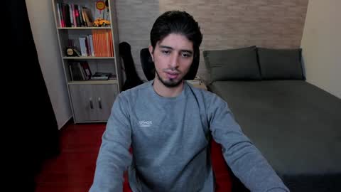 Snapshot of aaron_paul_ chatting on 02-05-25, 08:57 Aaron online show from 02-05-25, 08:57