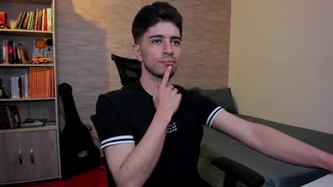 Snapshot of aaron_paul_ chatting on 03-03-25, 08:54 Aaron online show from 03-03-25, 08:54