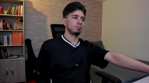 Snapshot of aaron_paul_ chatting on 03-06-25, 06:59 Aaron online show from 03-06-25, 06:59