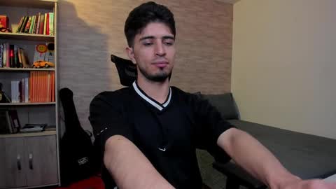 Snapshot of aaron_paul_ chatting on 03-06-25, 10:04 Aaron online show from 03-06-25, 10:04