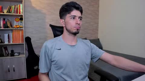 Snapshot of aaron_paul_ chatting on 03-08-25, 09:29 Aaron online show from 03-08-25, 09:29