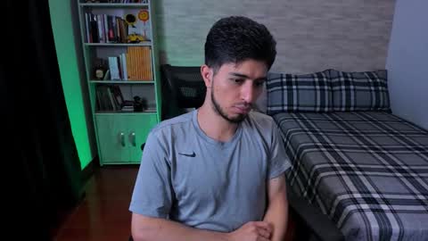 Snapshot of aaron_paul_ chatting on 09-08-25, 07:46 Aaron online show from 09-08-25, 07:46