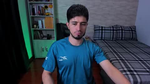 Snapshot of aaron_paul_ chatting on 09-10-25, 07:25 Aaron online show from 09-10-25, 07:25