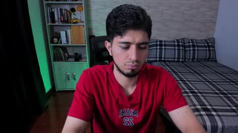 Snapshot of aaron_paul_ chatting on 09-12-25, 08:31 Aaron online show from 09-12-25, 08:31