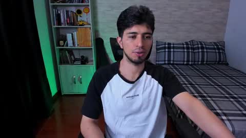 Snapshot of aaron_paul_ chatting on 09-19-25, 07:58 Aaron online show from 09-19-25, 07:58