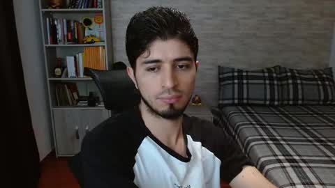 Snapshot of aaron_paul_ chatting on 10-03-25, 07:33 Aaron online show from 10-03-25, 07:33