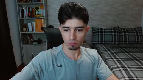 Snapshot of aaron_paul_ chatting on 10-05-25, 07:01 Aaron online show from 10-05-25, 07:01