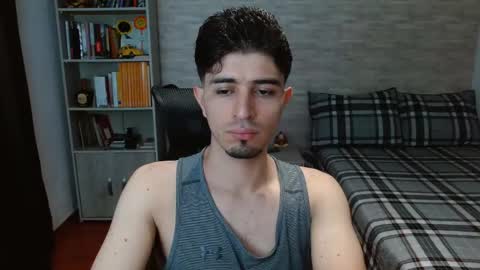 Snapshot of aaron_paul_ chatting on 10-06-25, 07:00 Aaron online show from 10-06-25, 07:00