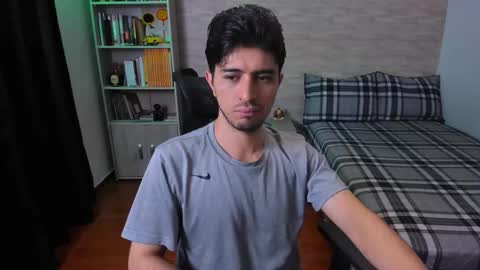 Snapshot of aaron_paul_ chatting on 11-10-25, 05:45 Aaron online show from 11-10-25, 05:45