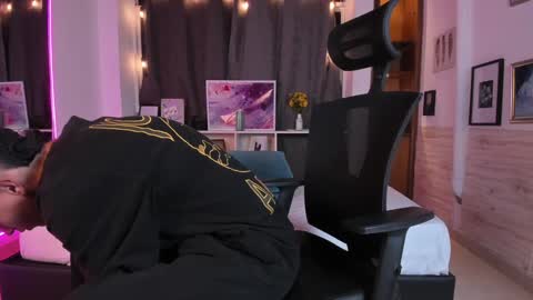 Snapshot of aaron_whitee chatting on 12-14-24, 01:28 Aaron online show from 12-14-24, 01:28