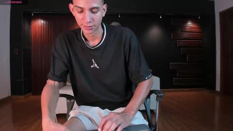 Snapshot of aaron_whitee chatting on 12-27-24, 12:50 Aaron online show from 12-27-24, 12:50