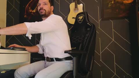 Snapshot of aaronbomer chatting on 02-10-25, 03:57 Aaron online show from 02-10-25, 03:57