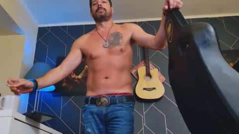 Snapshot of aaronbomer chatting on 10-01-25, 02:39 Aaron online show from 10-01-25, 02:39