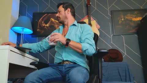 Snapshot of aaronbomer chatting on 10-03-25, 08:33 Aaron online show from 10-03-25, 08:33