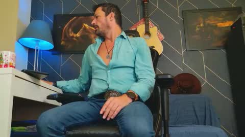 Snapshot of aaronbomer chatting on 10-05-25, 08:45 Aaron online show from 10-05-25, 08:45