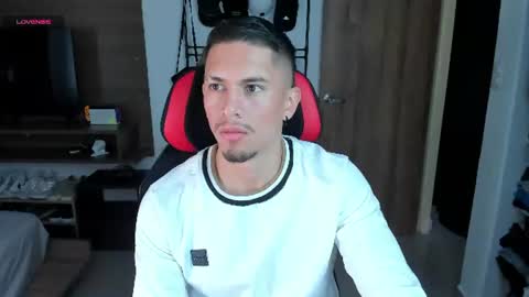 Snapshot of aaronfox_ chatting on 08-07-26, 12:40 AARON online show from 08-07-26, 12:40