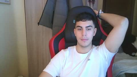 Snapshot of aaronlavine chatting on 12-23-24, 03:33 aaronlavine online show from 12-23-24, 03:33