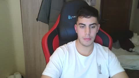 Snapshot of aaronlavine chatting on 12-23-24, 06:37 aaronlavine online show from 12-23-24, 06:37