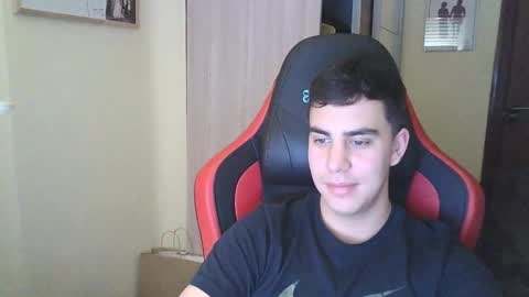 Snapshot of aaronlavine chatting on 02-19-25, 05:49 aaronlavine online show from 02-19-25, 05:49