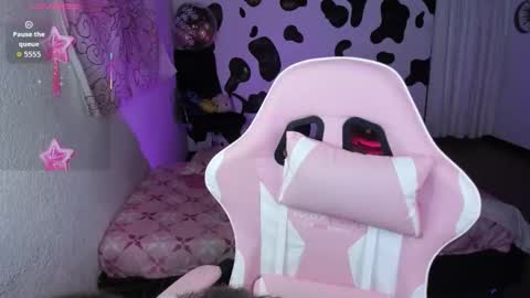 Snapshot of abbie_senjen chatting on 10-06-25, 01:03 April online show from 10-06-25, 01:03