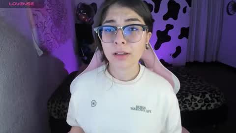 Snapshot of abbie_senjen chatting on 11-30-25, 12:47 April online show from 11-30-25, 12:47