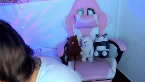 Snapshot of abbie_senjen chatting on 05-02-26, 01:43 April online show from 05-02-26, 01:43