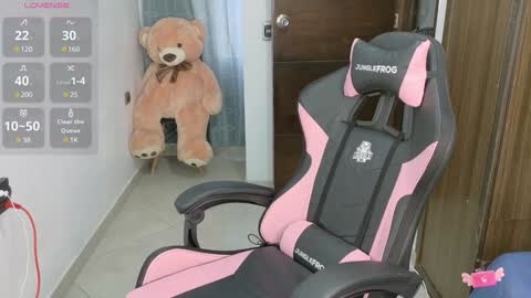 Snapshot of abby_tits chatting on 12-15-24, 08:15 ABBY online show from 12-15-24, 08:15