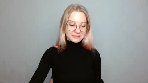 Snapshot of abbymoore__ chatting on 01-07-25, 09:07 Abby Lovense is active online show from 01-07-25, 09:07