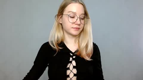 Snapshot of abbymoore__ chatting on 02-18-25, 11:44 Abby Lovense is active online show from 02-18-25, 11:44