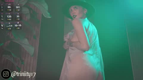 Snapshot of abril__colen chatting on 12-30-24, 12:22 April online show from 12-30-24, 12:22