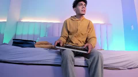 Abril and Julian online show from 06-10-26, 11:42