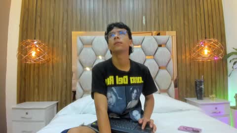 Snapshot of adams_bobby chatting on 06-04-26, 11:05 Adams Bobby online show from 06-04-26, 11:05