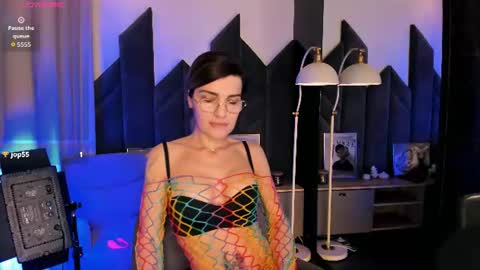 Snapshot of adelenovak_ chatting on 06-11-26, 09:35 Adele online show from 06-11-26, 09:35