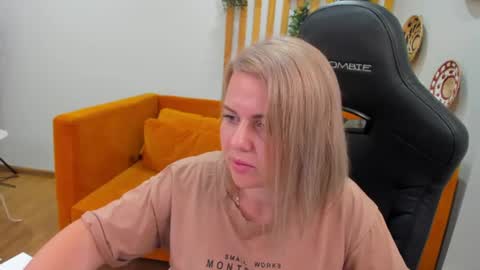 Snapshot of adeleravelle chatting on 06-25-26, 06:07 AdeleRavelle online show from 06-25-26, 06:07