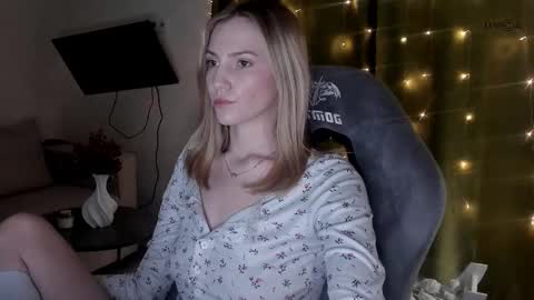 Snapshot of adeleshinem chatting on 02-12-25, 11:29 Adele Shine online show from 02-12-25, 11:29