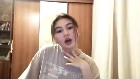 Snapshot of adelinehaefner chatting on 12-16-25, 03:06 Anna online show from 12-16-25, 03:06