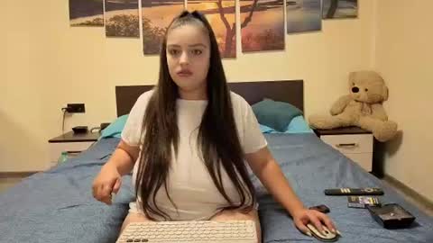 Snapshot of adellineee chatting on 06-20-26, 08:44 Adellineee online show from 06-20-26, 08:44