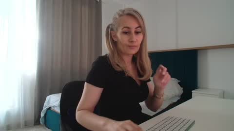 Snapshot of adellynrose chatting on 06-14-26, 04:31 Adellyn online show from 06-14-26, 04:31